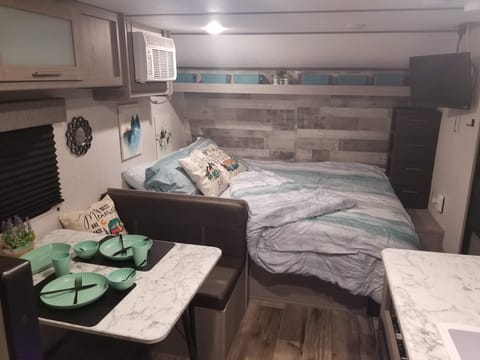 2023 Coleman Lantern 17B Perfect family getaway camper Towable trailer in Punta Gorda