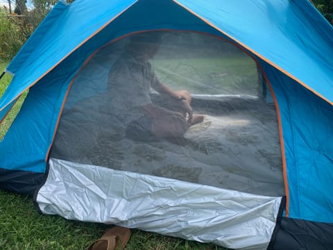 Both the front and back open up to provide cross ventilation. Also the mosquito net helps add to the comfortability. 