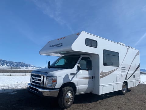 2019 The Majestic View - 300 MILES FREE / DAY & UNLIMITED GENERATOR Drivable vehicle in Belgrade