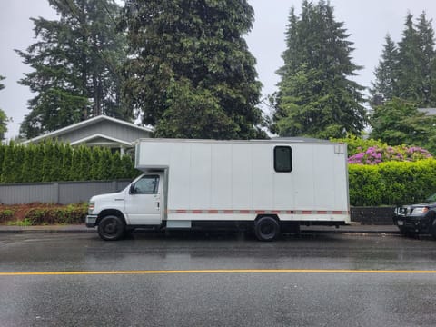 2012 Ford E450 camper truck, Starlink, side door steps, hot shower, heater Van aménagé in Richmond Hill