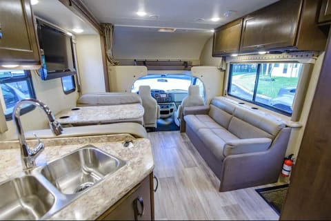 RVNighter: 2017 Thor FourWinds (Fully-equipped + FREE WIFI) Hotel on Wheels Drivable vehicle in Spring Hill