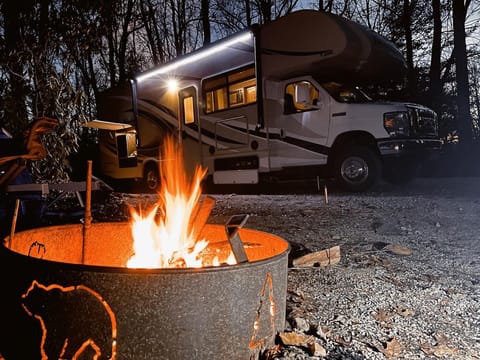 Adventure Awaits with RVNighter, Your Home on Wheels including WIFI! Drivable vehicle in Spring Hill