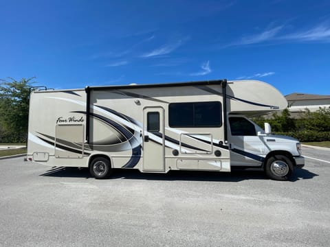 RVNighter: 2017 Thor FourWinds (Fully-equipped + FREE WIFI) Hotel on Wheels Drivable vehicle in Spring Hill