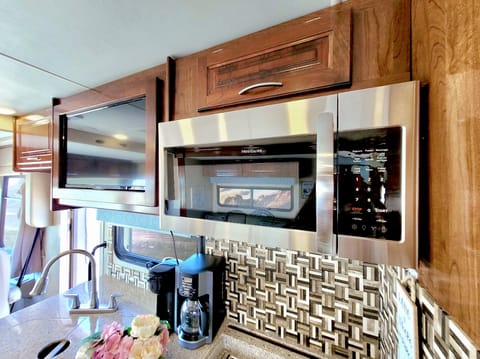 2018 Coachmen Mirada 35BH: Family Adventure HQ! Drivable vehicle in Laveen Village