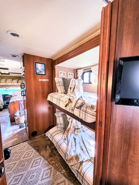 Completely Renovated! "Lucky" the Leprechaun Coachmen Bunkhouse *Sleeps 10* Drivable vehicle in Cypress