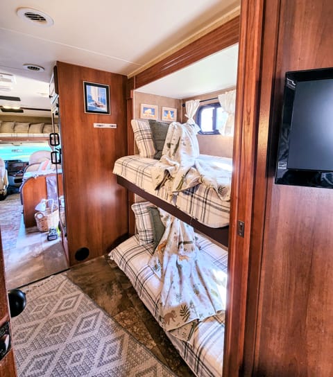 Completely Renovated! "Lucky" the Leprechaun Coachmen Bunkhouse *Sleeps 10* Drivable vehicle in Cypress