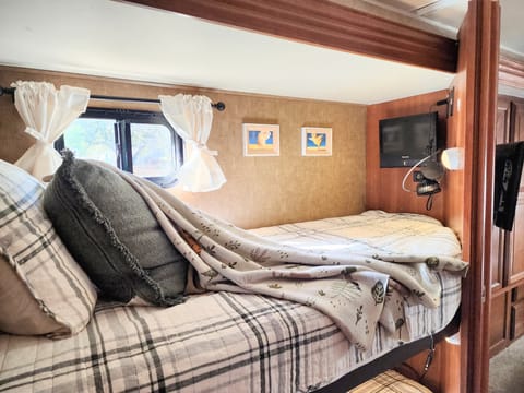 Completely Renovated! "Lucky" the Leprechaun Coachmen Bunkhouse *Sleeps 10* Drivable vehicle in Cypress