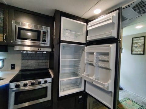 Kitchen - stove, microwave, fridge & freezer