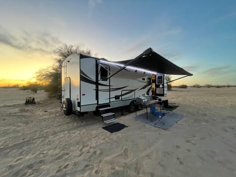 2021 Keystone RV Cougar fully loaded with bunks! Towable trailer in Yuma