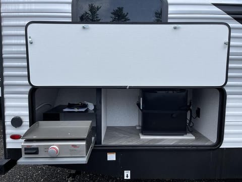 Outdoor Kitchen with fridge and griddle