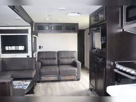 2023 Jayco Jay Feather 30QB - Sleeps 8 Comfortably Towable trailer in Lake Jackson