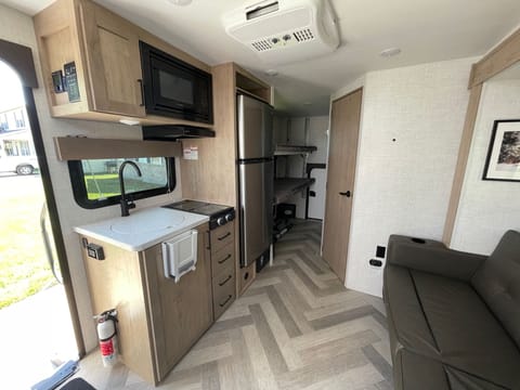 Off-Grid-Ready Travel Trailer w/ Luxury Amenities Towable trailer in OFallon