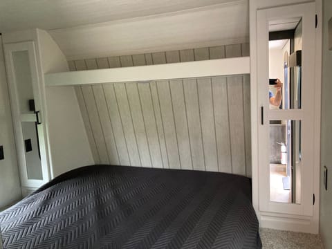 2022 Keystone Hideout-Qn bed in private BR, 2 full bunks Towable trailer in Fort Wayne