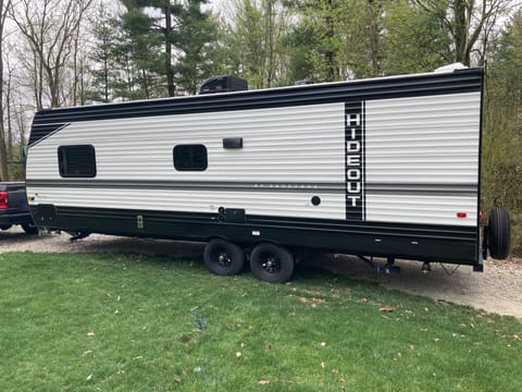 2022 Keystone Hideout-Qn bed in private BR, 2 full bunks Towable trailer in Fort Wayne