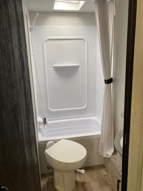 2022 Keystone Hideout-Qn bed in private BR, 2 full bunks Towable trailer in Fort Wayne