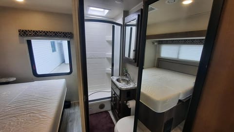 Mid-Sized Deluxe Motorhome Drivable vehicle in Kelowna