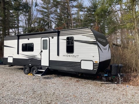 2021 Keystone Hideout-Qn bed in private BR, 2 full bunk beds Towable trailer in Fort Wayne