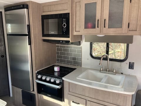 2021 Keystone Hideout-Qn bed in private BR, 2 full bunk beds Towable trailer in Fort Wayne