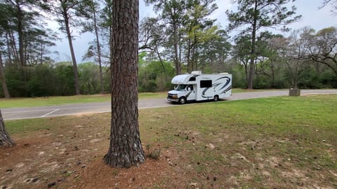 RV Trippin - "Penny" - Thor Freedom Elite Drivable vehicle in Tomball