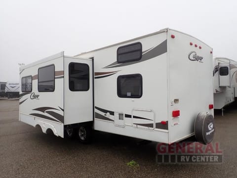 Richard's 2011 Keystone Cougar - Fun for the whole group! Sleeps 10 Towable trailer in Golden