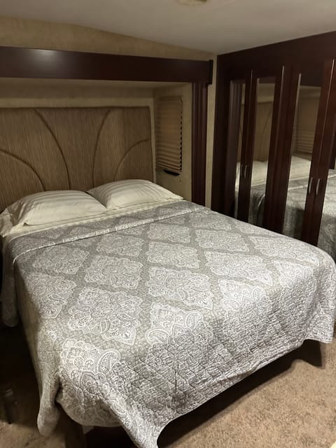 Beautiful & Roomy  Queen Bedroom and comfortable bedding. 