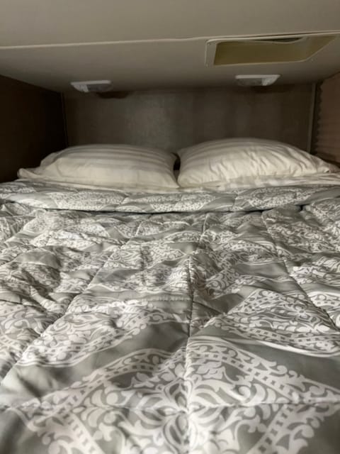 Queen Loft (complete bedding with registered guest)