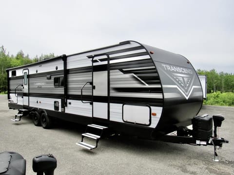 Hit the road in style with the spacious and modern Transcend Xplor 265BH!