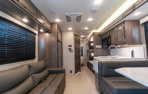 2022 Entegra Coach Odyssey 31F Drivable vehicle in Boucherville