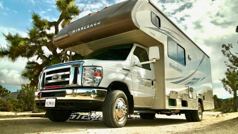 "Skedaddle!" - 2017 Minnie Winnie - Book it and Skedaddle! Drivable vehicle in Yucca Valley