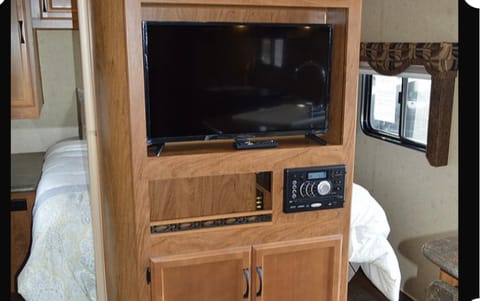 Family Getaway Travel Trailer - Spacious, clean, 26' Towable trailer in Abbotsford