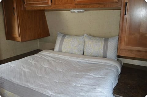 Family Getaway Travel Trailer - Spacious, clean, 26' Towable trailer in Abbotsford