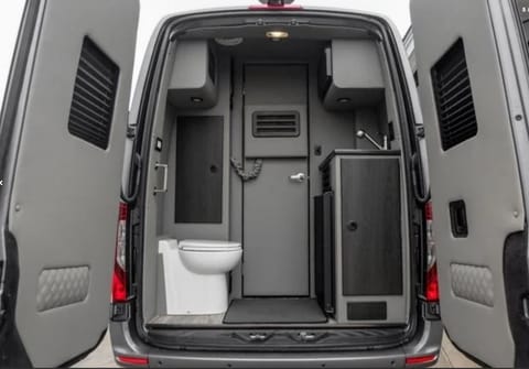 2024 10 Px W/Bathroom Mercedes Luxury Sprinter Fahrzeug in Monrovia