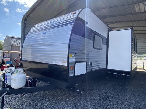 22 Avenger Bunkhouse Sleeps 8 Towable trailer in Wesley Chapel