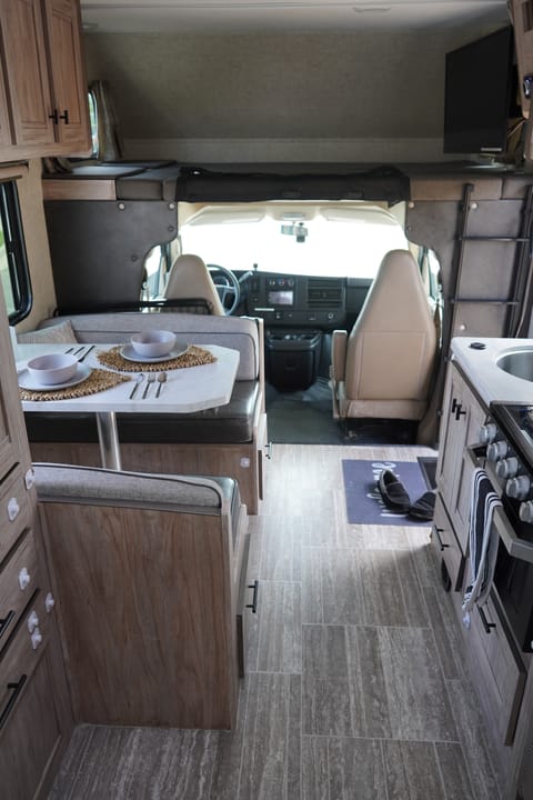 Chasing Midnight Adventures (24’ Fully Renovated!) Veicolo da guidare in West Covina