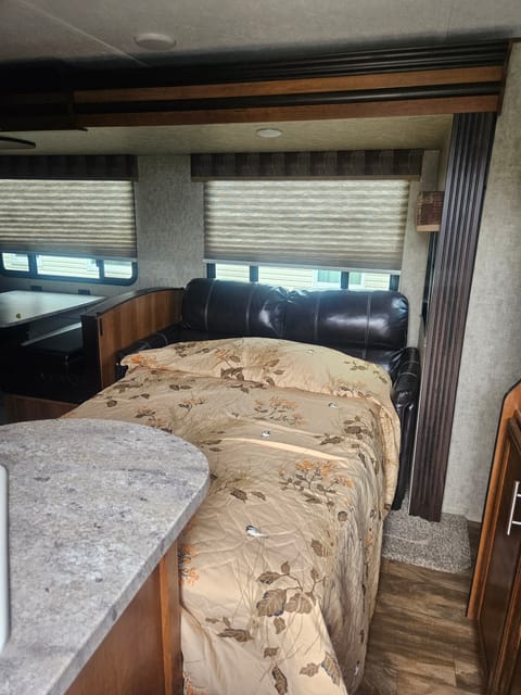 34ft Bunkhouse RV Great for Family Vacations! Towable trailer in Sterling Heights