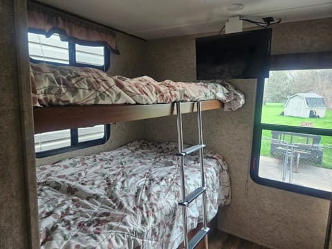 34ft Bunkhouse RV Great for Family Vacations! Towable trailer in Sterling Heights