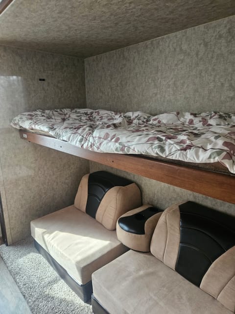 34ft Bunkhouse RV Great for Family Vacations! Towable trailer in Sterling Heights