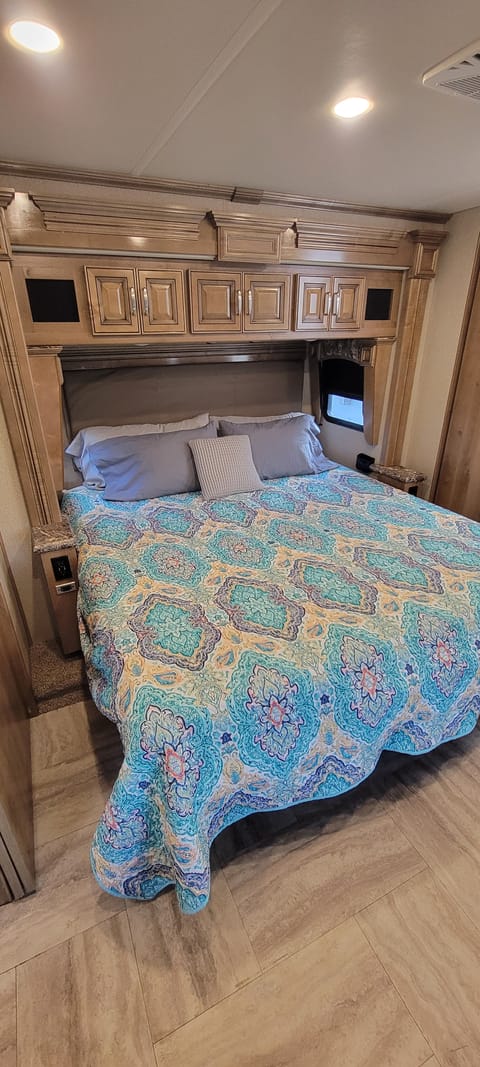 Family Fun Coach-MN-Bring Fido -2Bath! - 2019 Holiday Rambler Navigator 38k Drivable vehicle in Mound