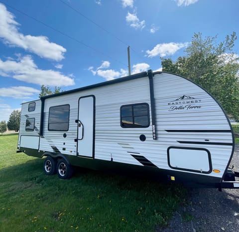 2022 East to West Della Terra 250BH Towable trailer in Vaudreuil-Dorion