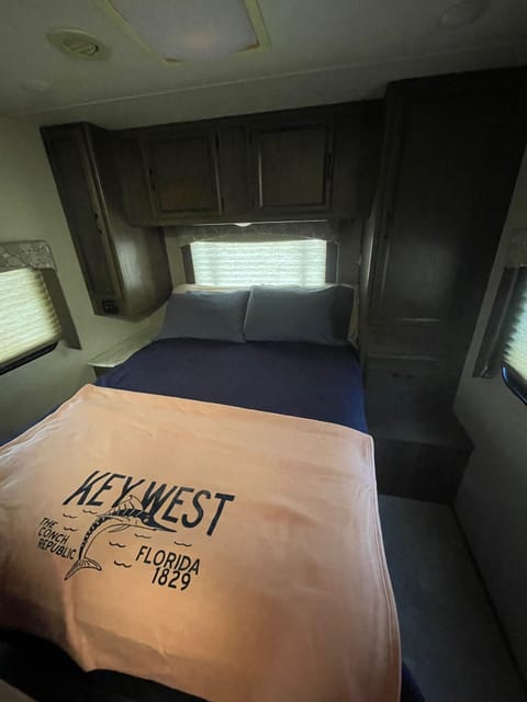 27’ Class C Pet Friendly RV - Free KW Airport Pick Up Drivable vehicle in Key West