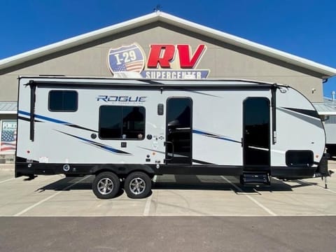 2022 Forest River Rogue Toy Hauler Montana Happy Campers! Rimorchio trainabile in Montana