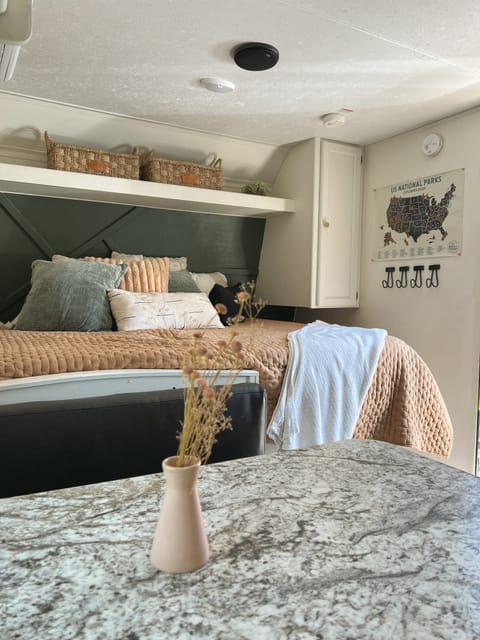 Cozy Casita | 2018 Keystone Hideout- Easy to Tow! Towable trailer in Westminster