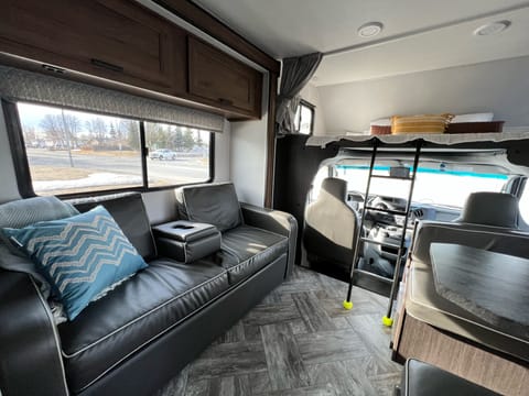 Alaska Adventure Ready | 32ft | Sleeps 6-8 Drivable vehicle in Soldotna