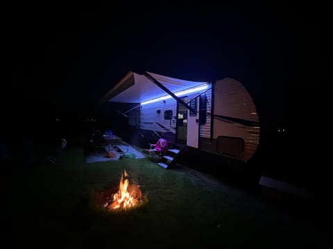 Camper in action, Niagara Falls