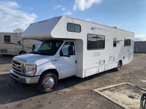2017 Ultimate Family Getaway Majestic 28A Grizzly 7 Drivable vehicle in Millcreek
