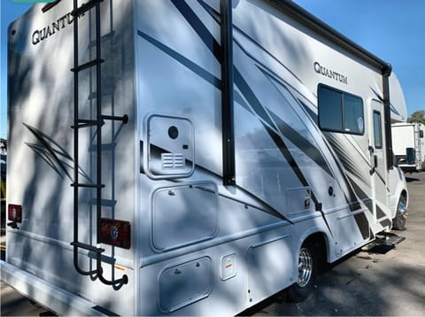 2023 Luxury Mercedes RV Thor Quantum 24ft Vehículo funcional in Campbell