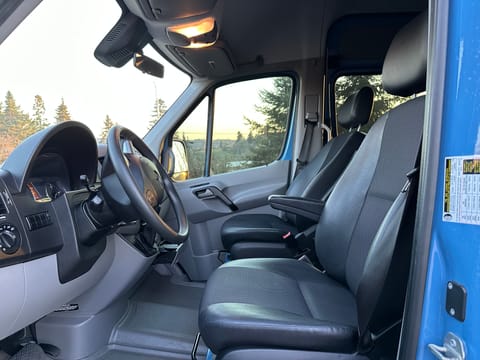 2017 Mercedes-Benz 4WD Sprinter Passenger Van Rental Vehículo funcional in West Linn