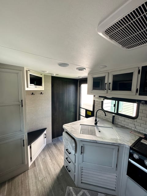 2022 Jayco Jay Feather Like New Trailer! Sleeps 9 and Half Ton Towable! Remorque tractable in Vancouver