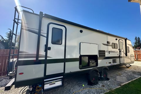 2022 Jayco Jay Feather Like New Trailer! Sleeps 9 and Half Ton Towable! Remorque tractable in Vancouver