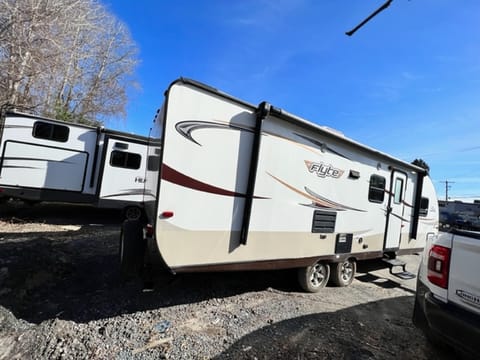 2014 Shasta Flyte 265DB Towable trailer in Malta